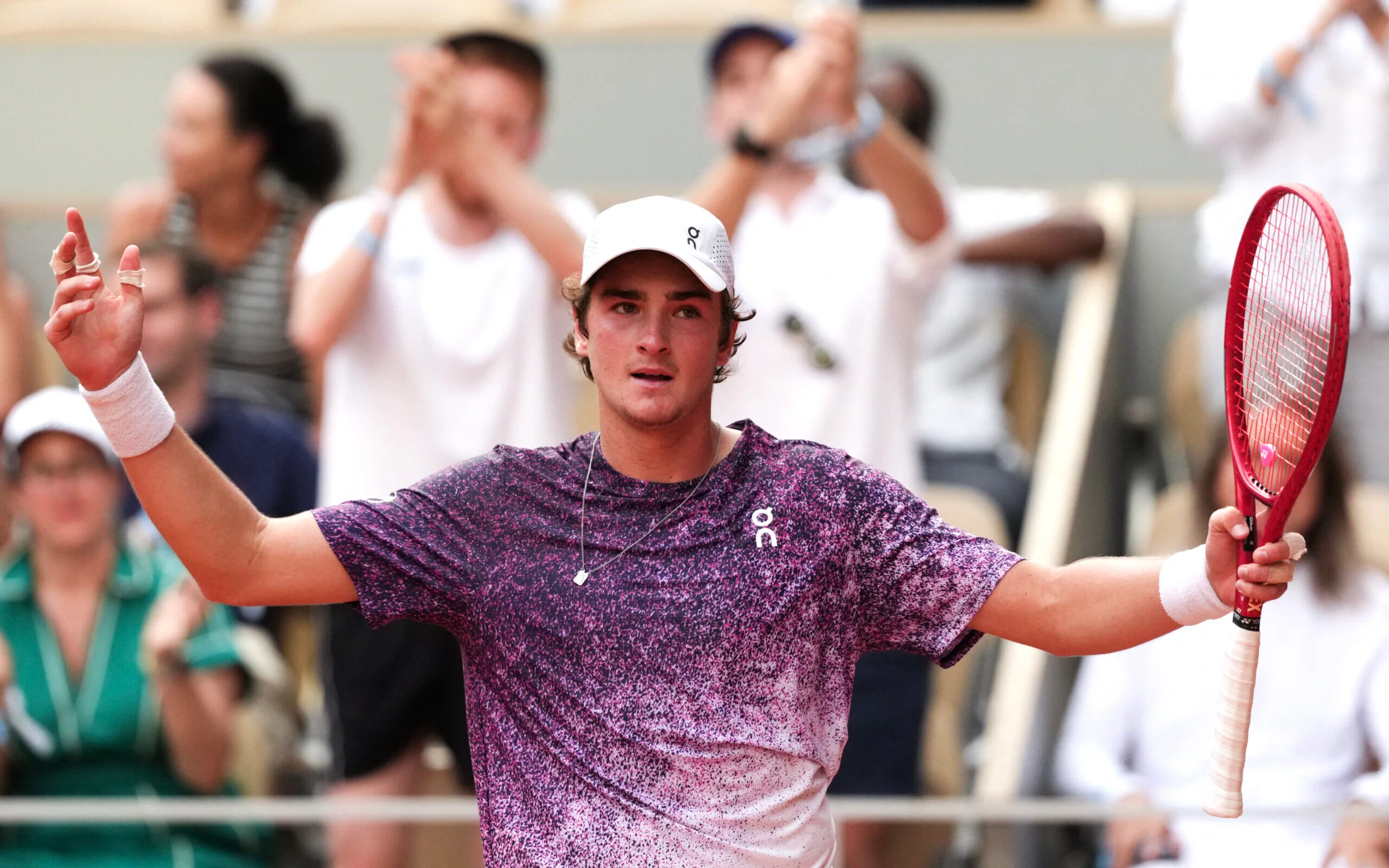 João Fonseca elimina Djokovic em Roland Garros e vai às oitavas