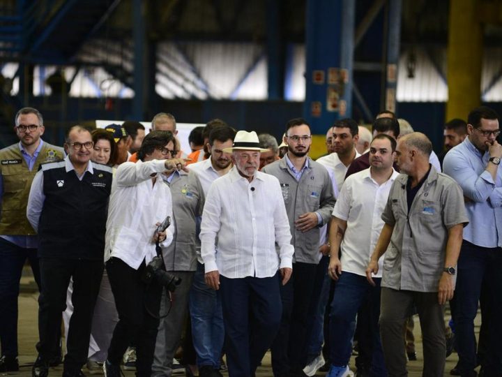 ‘Vamos tentar recuperar as refinarias, mas não pelo preço que eles querem’, diz Lula em Manaus