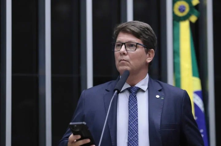 Mário Frias recua e admite dinheiro de Vorcaro em filme sobre Bolsonaro