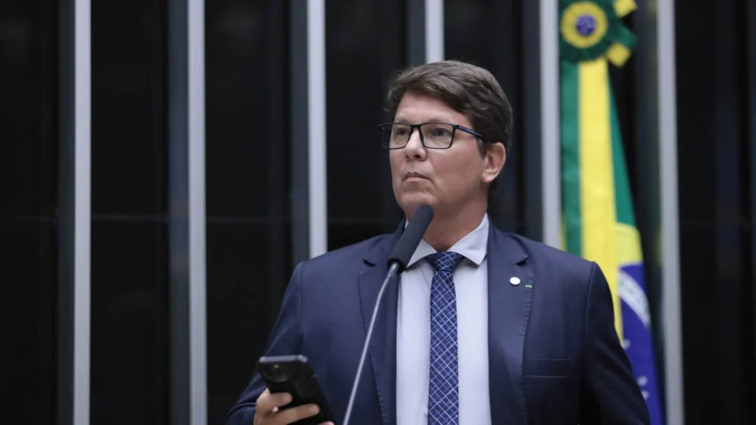 Mário Frias recua e admite dinheiro de Vorcaro em filme sobre Bolsonaro
