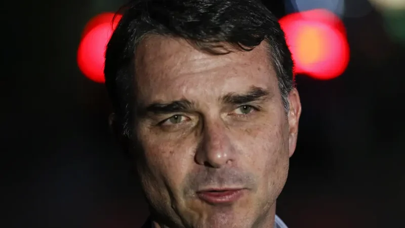 Flávio Bolsonaro admite cobrança a Vorcaro, mas nega crime