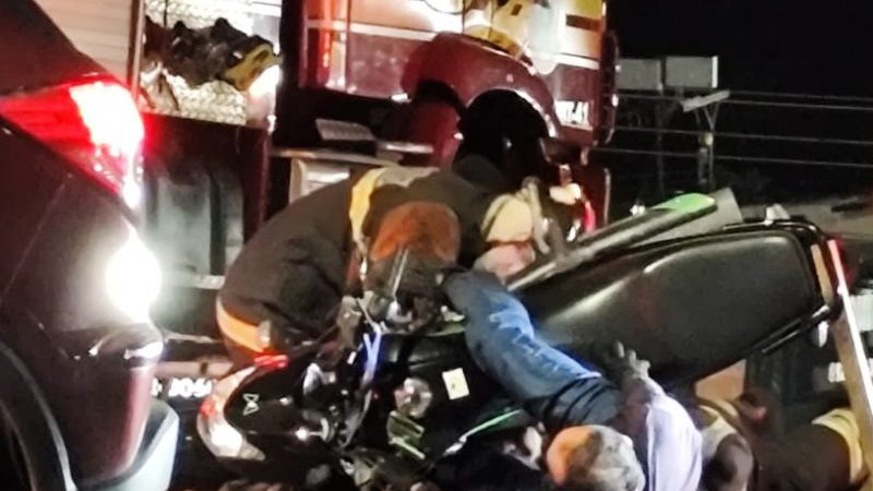 Motociclista fica com pé preso entre roda e corrente ao ser atingido por carro