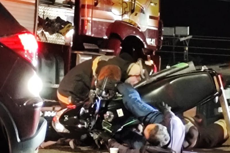 Motociclista fica com pé preso entre roda e corrente ao ser atingido por carro