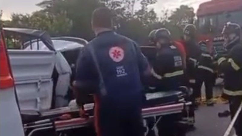 Motorista fica preso às ferragens de piacpe ao colidir com micro-ônibus