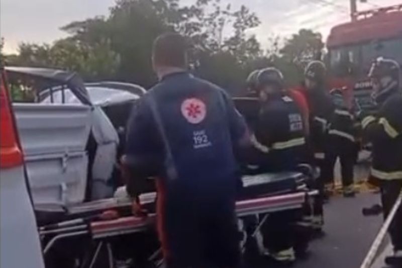 Motorista fica preso às ferragens de piacpe ao colidir com micro-ônibus