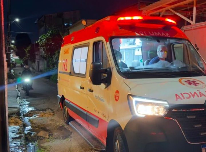 Irmãos brigam por ciúmes e um fere o outro com golpes de faca e garrafa