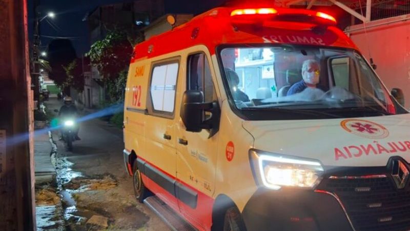 Irmãos brigam por ciúmes e um fere o outro com golpes de faca e garrafa
