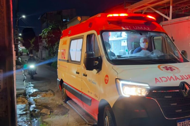 Irmãos brigam por ciúmes e um fere o outro com golpes de faca e garrafa