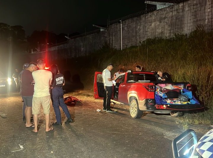 Vigilante ouve tiros e encontra motorista morto ao lado de carro em Manaus