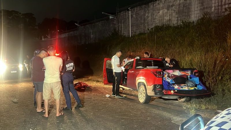 Vigilante ouve tiros e encontra motorista morto ao lado de carro em Manaus