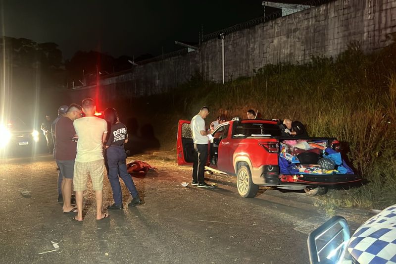 Vigilante ouve tiros e encontra motorista morto ao lado de carro em Manaus