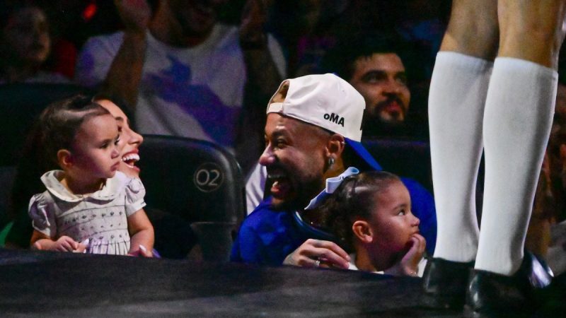 Neymar curte circo com a família e causa tumulto de fãs
