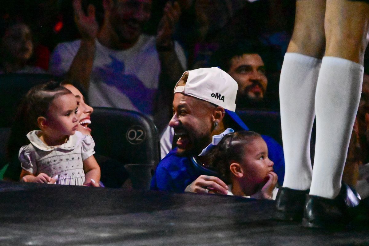 Neymar curte circo com a família e causa tumulto de fãs