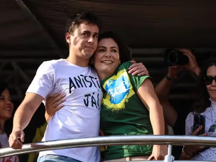 Michelle Bolsonaro dá parabéns a Nikolas: “Nik, que Deus abençoe”