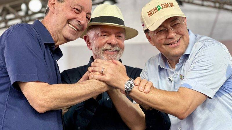 Lula entrega casas, garante a BR-319 e cumpre agenda histórica ao lado de Omar Aziz no Amazonas