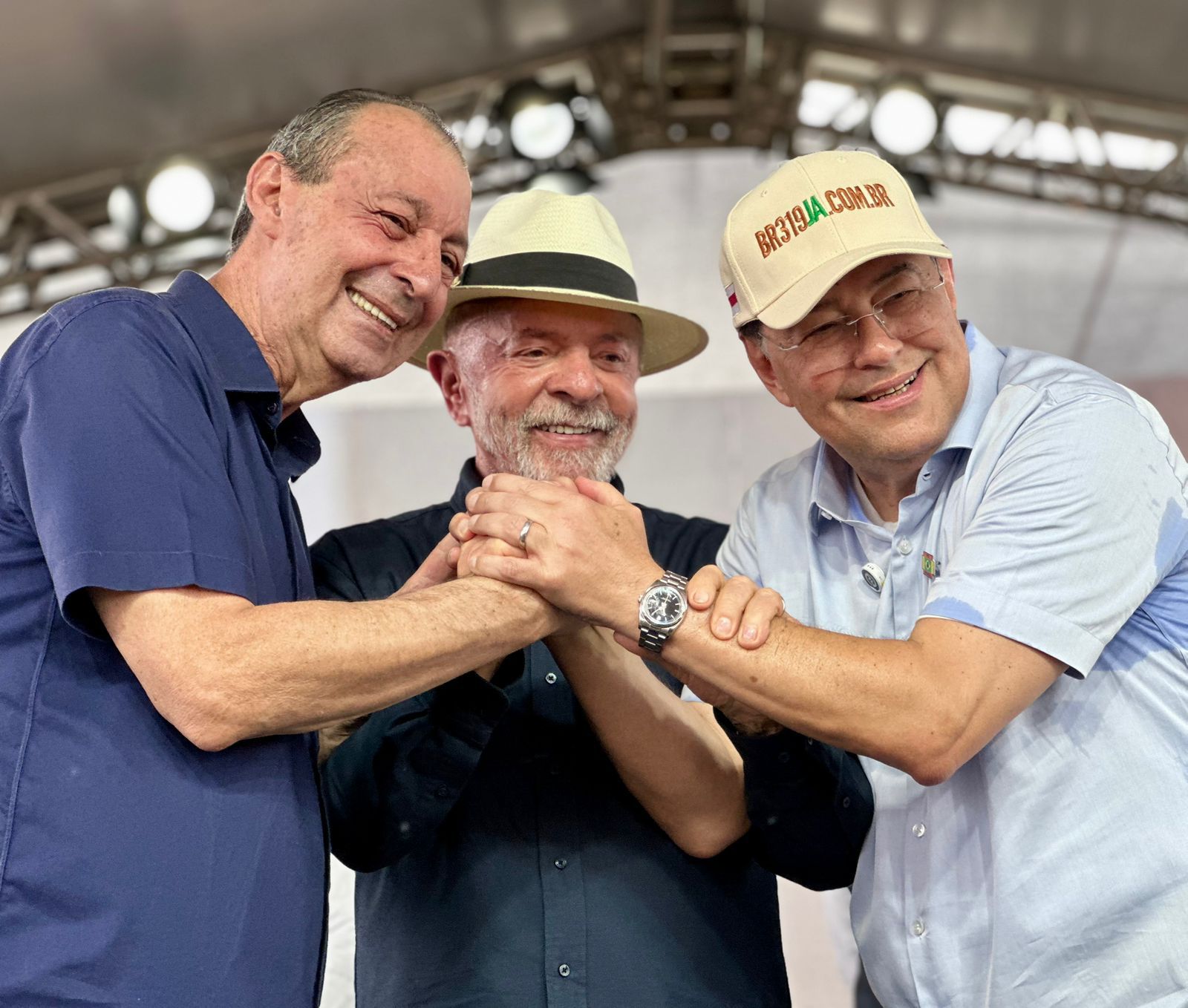 Lula entrega casas, garante a BR-319 e cumpre agenda histórica ao lado de Omar Aziz no Amazonas