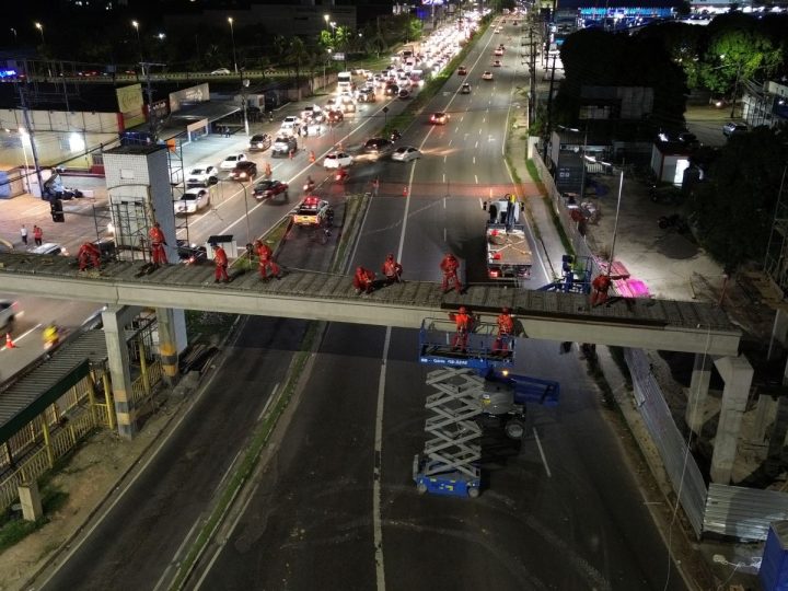 Prefeitura de Manaus avança na reconstrução da passarela da avenida Torquato Tapajós com obra noturna