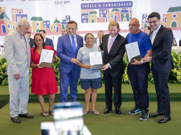 Governo do Amazonas entrega títulos definitivos durante abertura da Semana Solo Seguro no Palácio Rio Negro