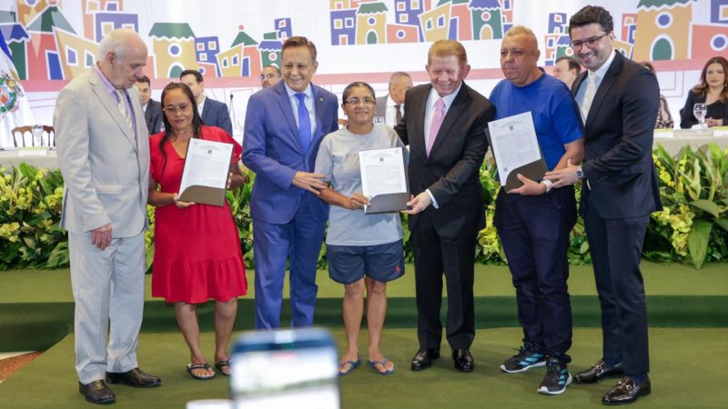 Governo do Amazonas entrega títulos definitivos durante abertura da Semana Solo Seguro no Palácio Rio Negro