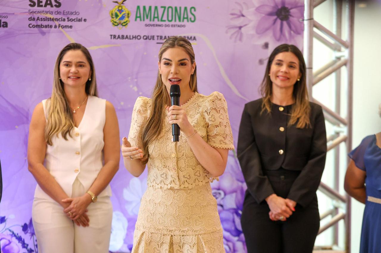 Durante baile ‘Rosas de Maio’, primeira-dama Thaisa Cidade destaca a importância do trabalho social do Estado no acolhimento e qualidade de vida das mulheres participantes