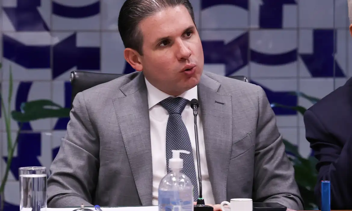 Motta convoca reunião de líderes para votar PL do fim da escala 6×1