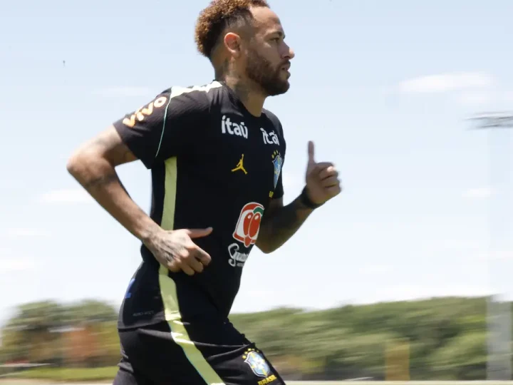 Neymar vai a campo pela primeira vez em treino da seleção brasileira