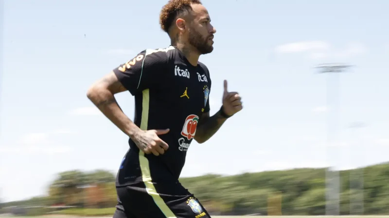 Neymar vai a campo pela primeira vez em treino da seleção brasileira