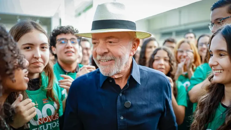 “Quem tinha que aumentar a taxa seríamos nós”, diz Lula sobre EUA