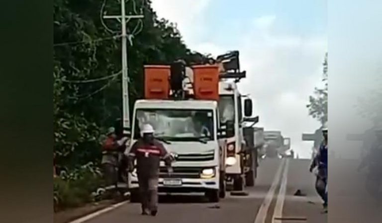 Eletricista sofre queimaduras ao ser eletrocultado em poste de energia no AM