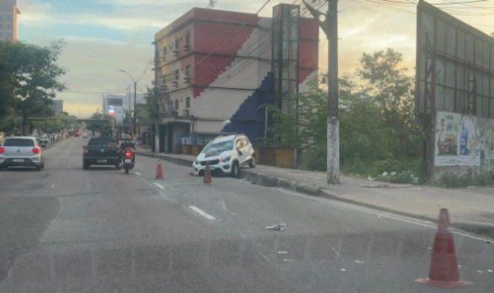 Carro capota após colisão na avenida Djalma Batista em Manaus