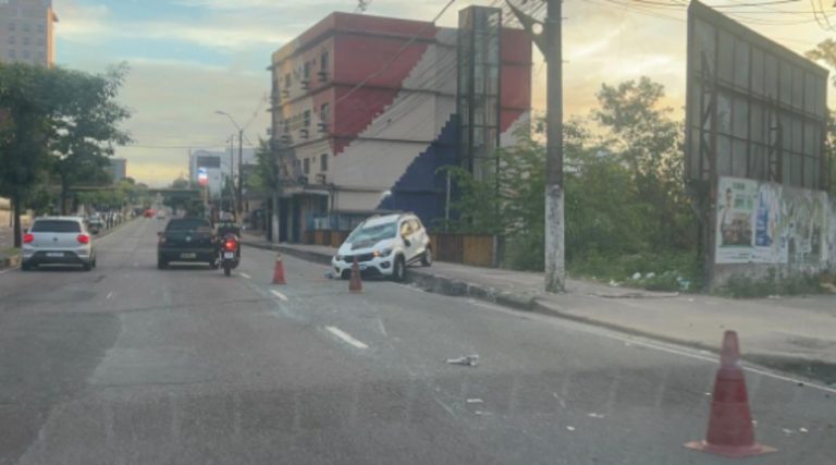 Carro capota após colisão na avenida Djalma Batista em Manaus