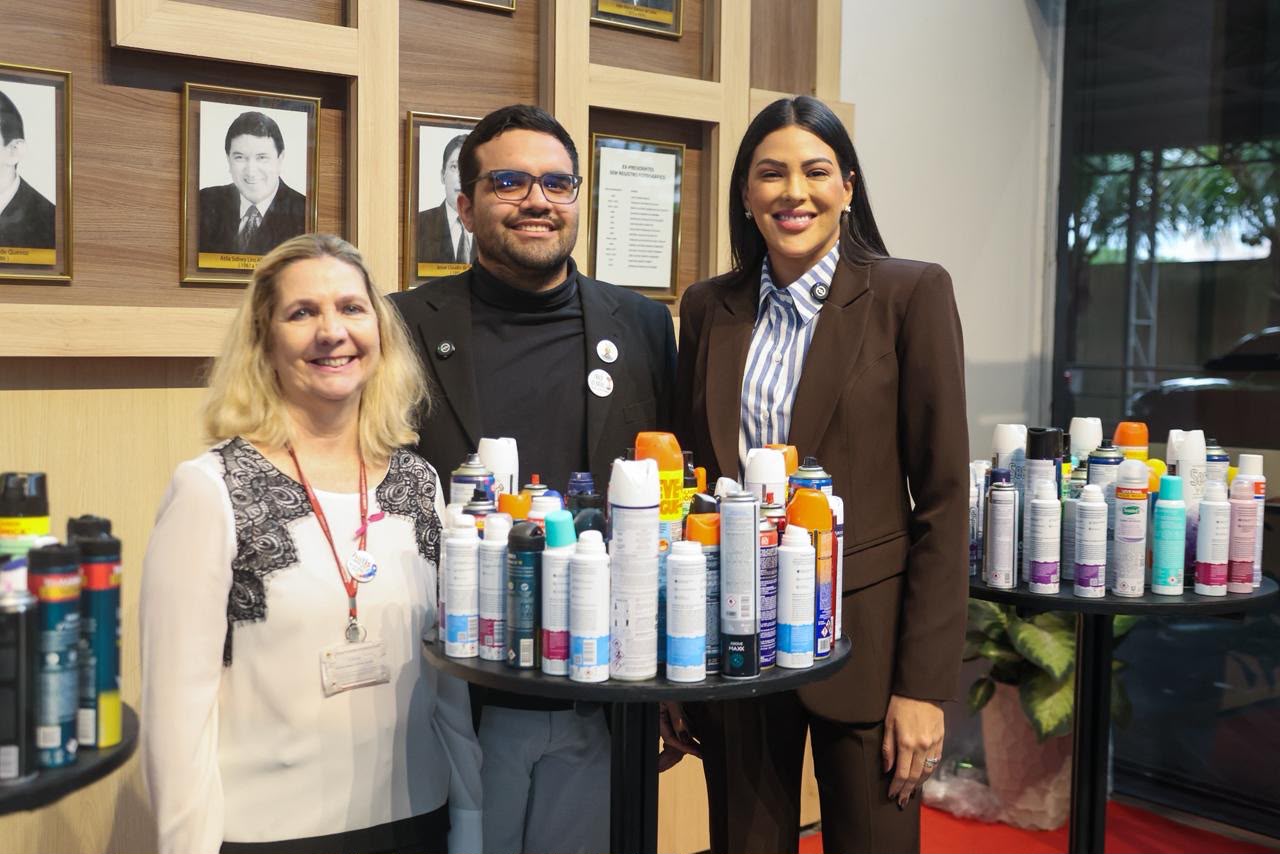 Reciclar Ajuda a Sarar’: Mayra Dias entrega mais de 3 mil frascos de aerossóis ao Grupo Raio de Sol na Aleam