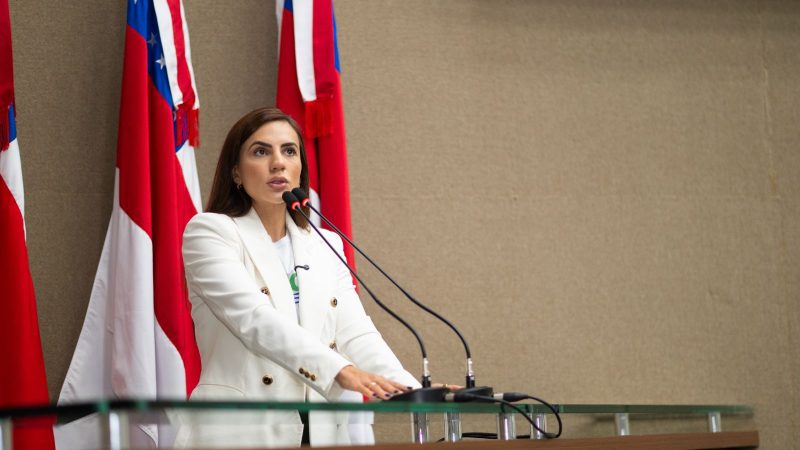 Na tribuna da Aleam, Débora Menezes defende homeschooling, aponta falhas do ensino público e cobra votação urgente do PL 3.179/2012 no Senado