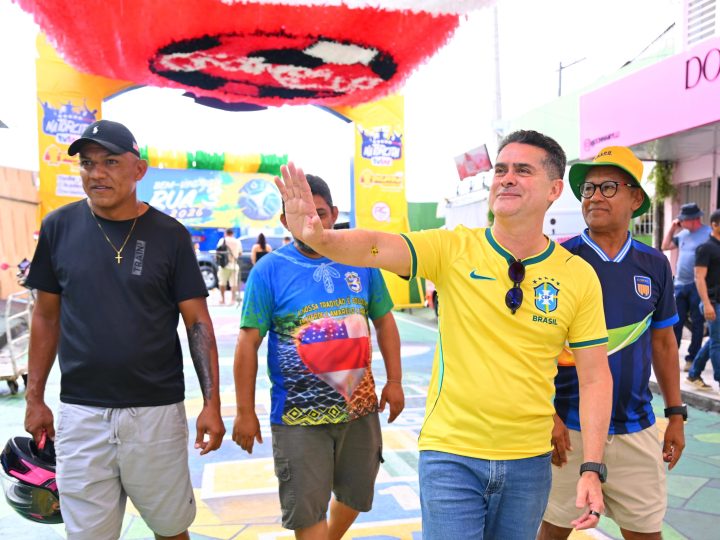 David Almeida destaca geração de renda e força das comunidades durante visita à Rua da Copa no Alvorada