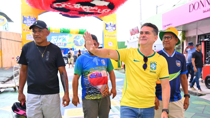 David Almeida destaca geração de renda e força das comunidades durante visita à Rua da Copa no Alvorada