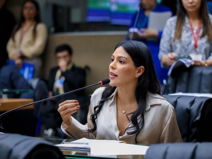 Mayra Dias propõe unificação do recesso escolar entre redes estadual e municipal no Amazonas