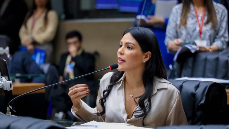 Mayra Dias propõe unificação do recesso escolar entre redes estadual e municipal no Amazonas