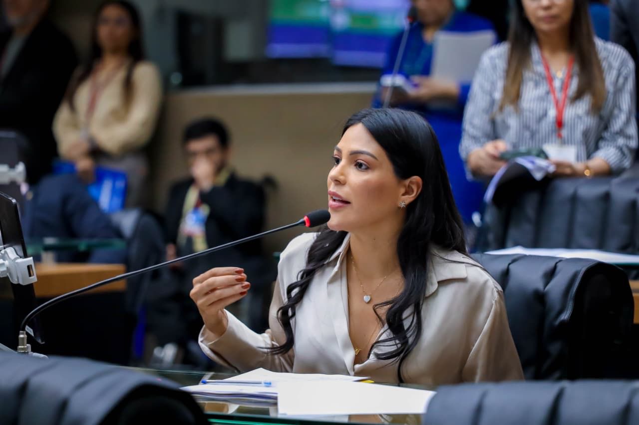 Mayra Dias propõe unificação do recesso escolar entre redes estadual e municipal no Amazonas