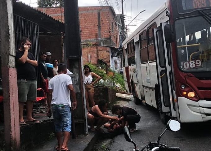 Mulher fica ferida após ser atropelada por ônibus na zona leste de Manaus