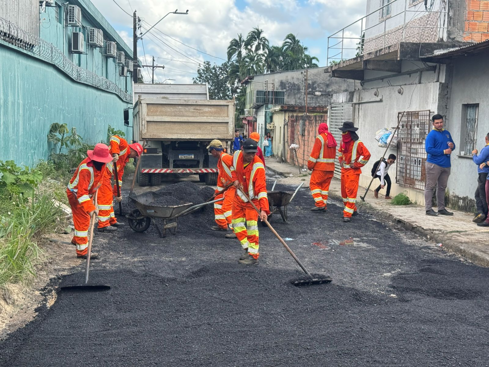 Prefeitura de Manaus avança com operação ‘Tapa-Buracos’ no bairro Colônia Terra Nova