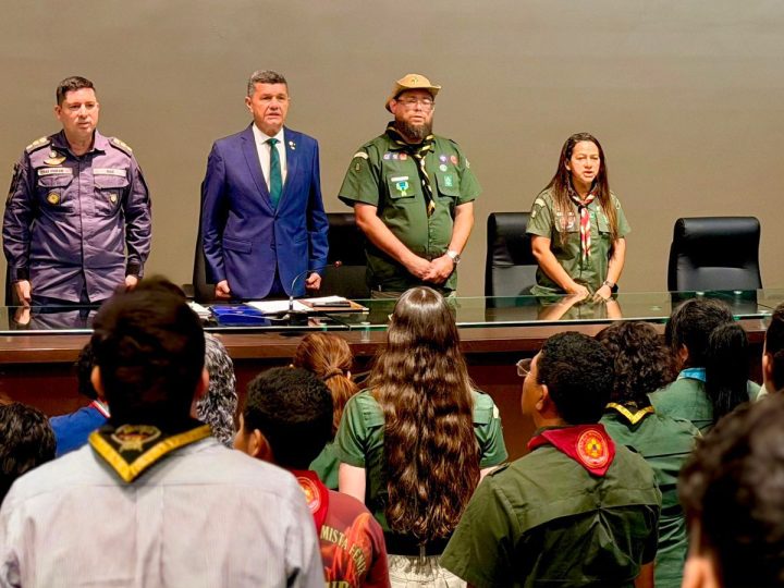 Comandante Dan homenageia escoteiros do Amazonas em Sessão Especial na Aleam