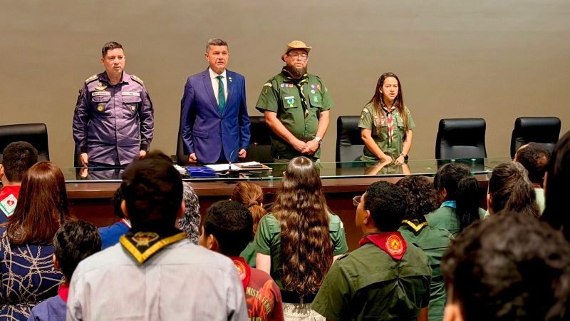 Comandante Dan homenageia escoteiros do Amazonas em Sessão Especial na Aleam
