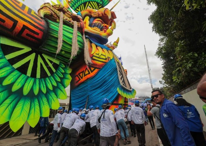 Festival de Parintins 2026: Translado das alegorias mobiliza cerca de 400 trabalhadores dos bois Caprichoso e Garantido