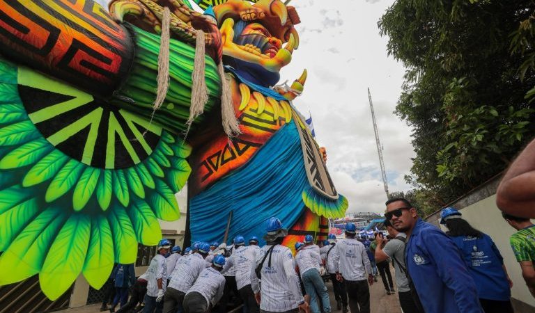 Festival de Parintins 2026: Translado das alegorias mobiliza cerca de 400 trabalhadores dos bois Caprichoso e Garantido