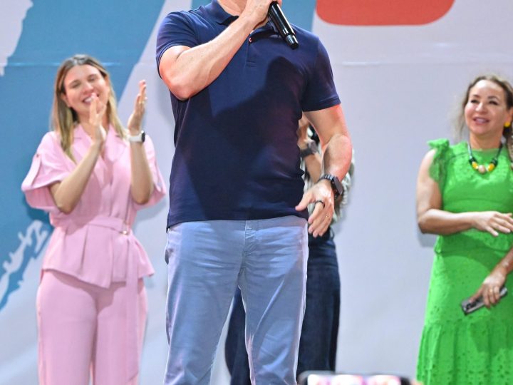 David Almeida reúne cerca de mil pessoas em mobilização da saúde e lança pré-candidatura de Shádia Fraxe pelo Avante