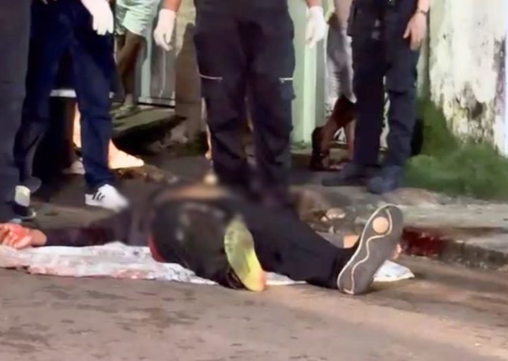 Homem tenta fugir criminosos, mas é alcançado e morto a tiros em rua de Manaus