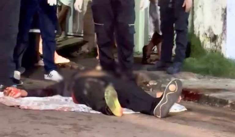 Homem tenta fugir criminosos, mas é alcançado e morto a tiros em rua de Manaus