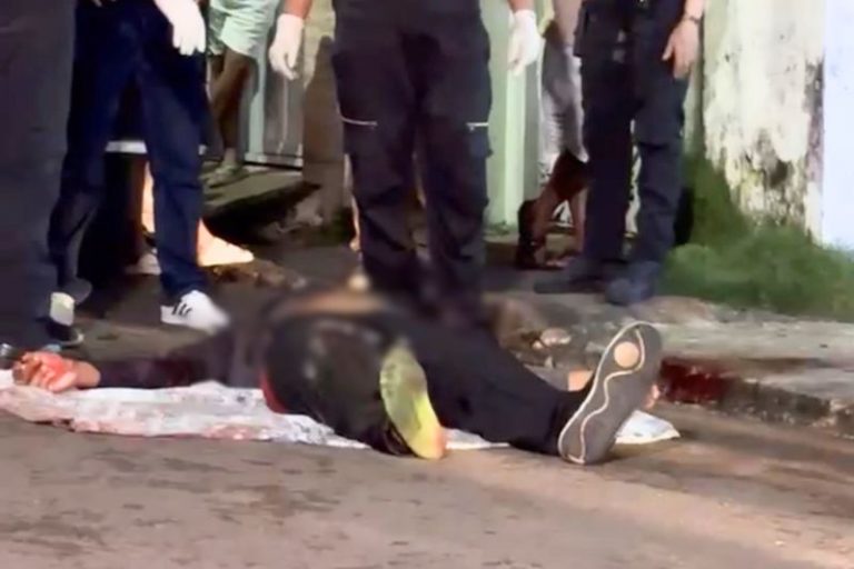 Homem tenta fugir criminosos, mas é alcançado e morto a tiros em rua de Manaus