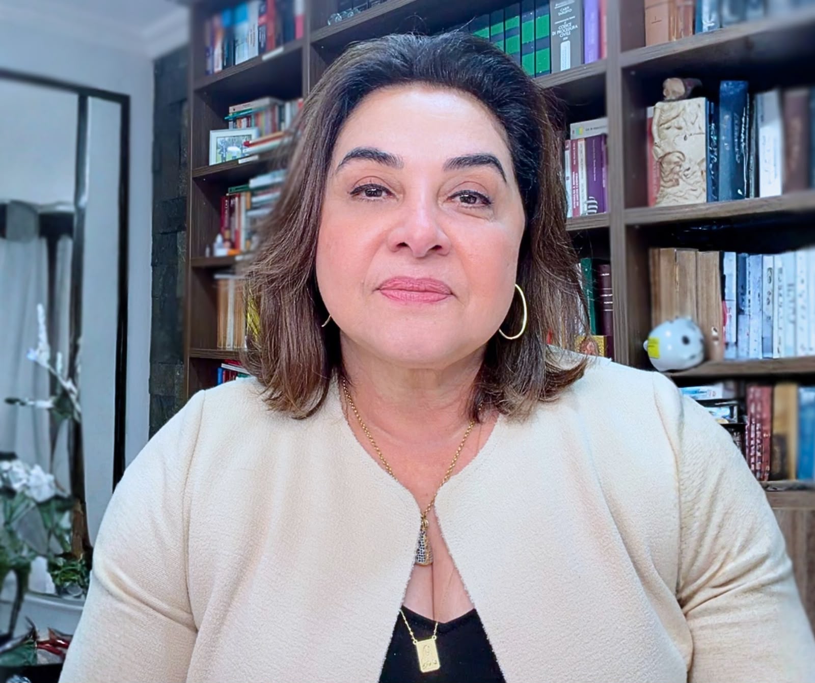 Professora Maria do Carmo questiona vínculos de institutos e pede transparência sobre pesquisas eleitorais no Amazonas