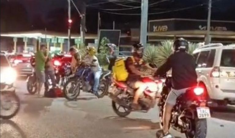 Motorista de micro-ônibus foge após atropelar entregador